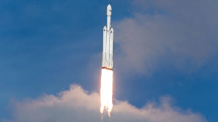SpaceX launches Heavy Falcon rocket