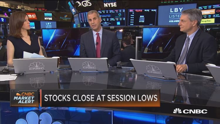 Stocks close at session lows
