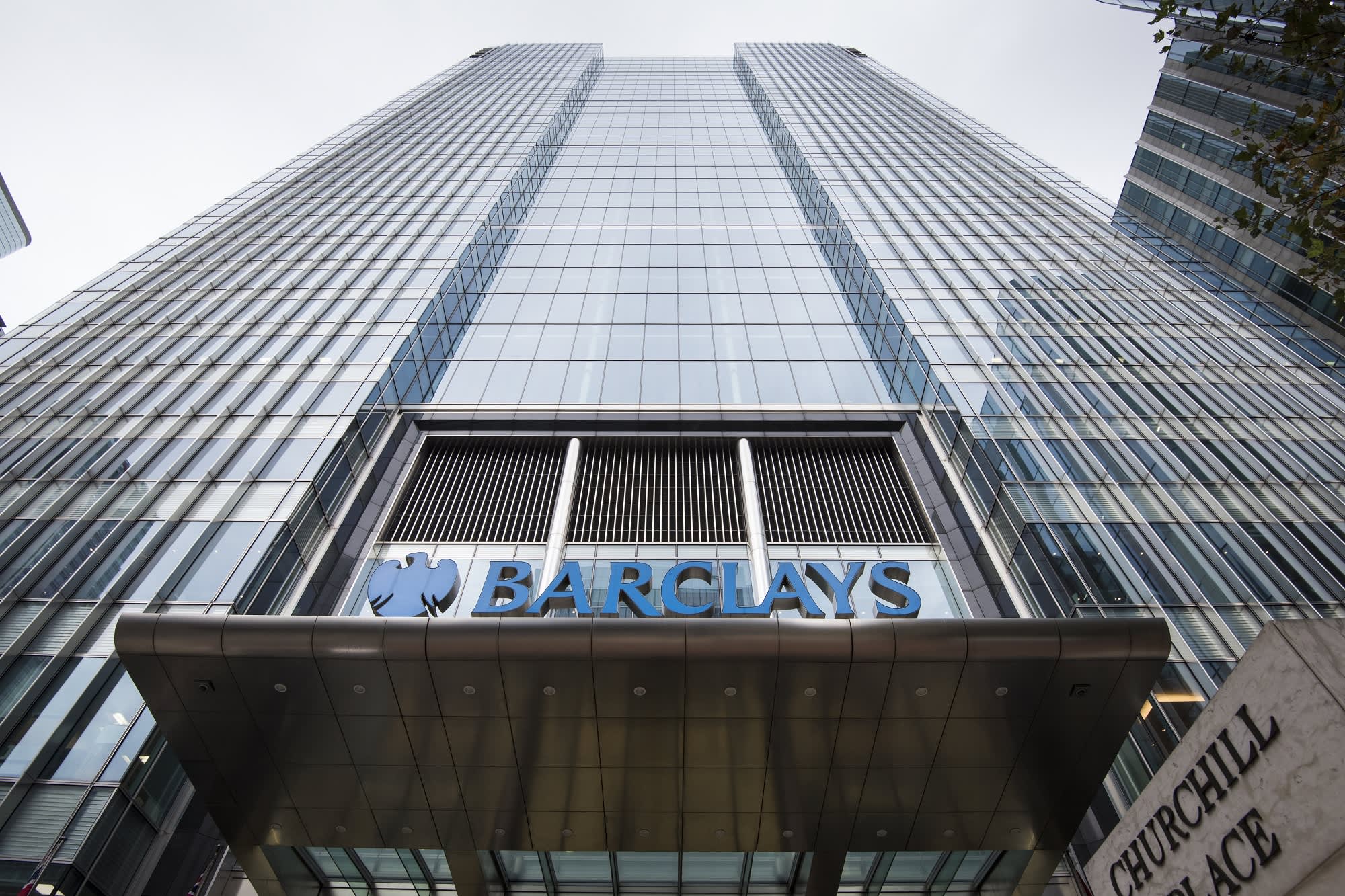 Barclays Bank는 4분기에 순손실을 기록하고 주요 전략 개혁을 발표했습니다.