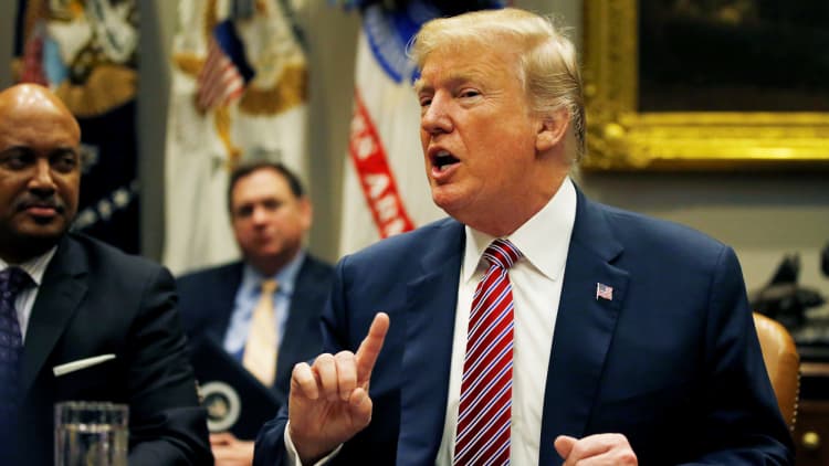 Trump plans to institute 25% steel and 10% aluminum tariffs