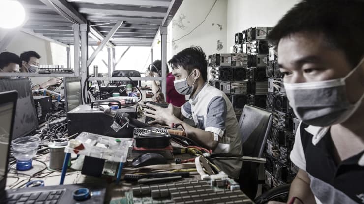 Các kỹ thuật viên tiến hành sửa chữa máy khai thác bitcoin tại một cơ sở khai thác do Bitmain điều hành ở Ordos, Nội Mông, Trung Quốc, vào thứ Sáu, ngày 11 tháng 8 năm 2017. Nguồn ảnh: Qilai Shen | Bloomberg | Getty Images