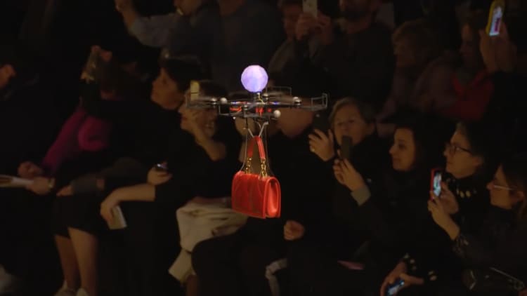 cura Grabar Empleado Watch drones at Dolce & Gabbana fashion show
