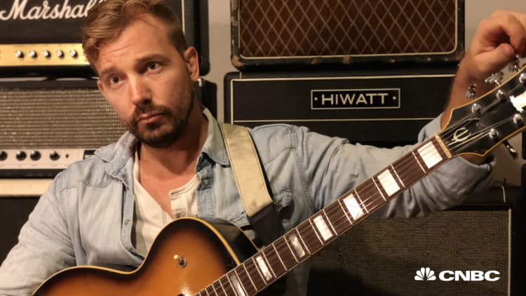 This 36-year-old makes over $150,000 'playing with guitars' for just 5 hours a day