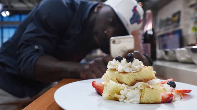 Instagram helped this former NFL player earn six figures as a chef to the stars