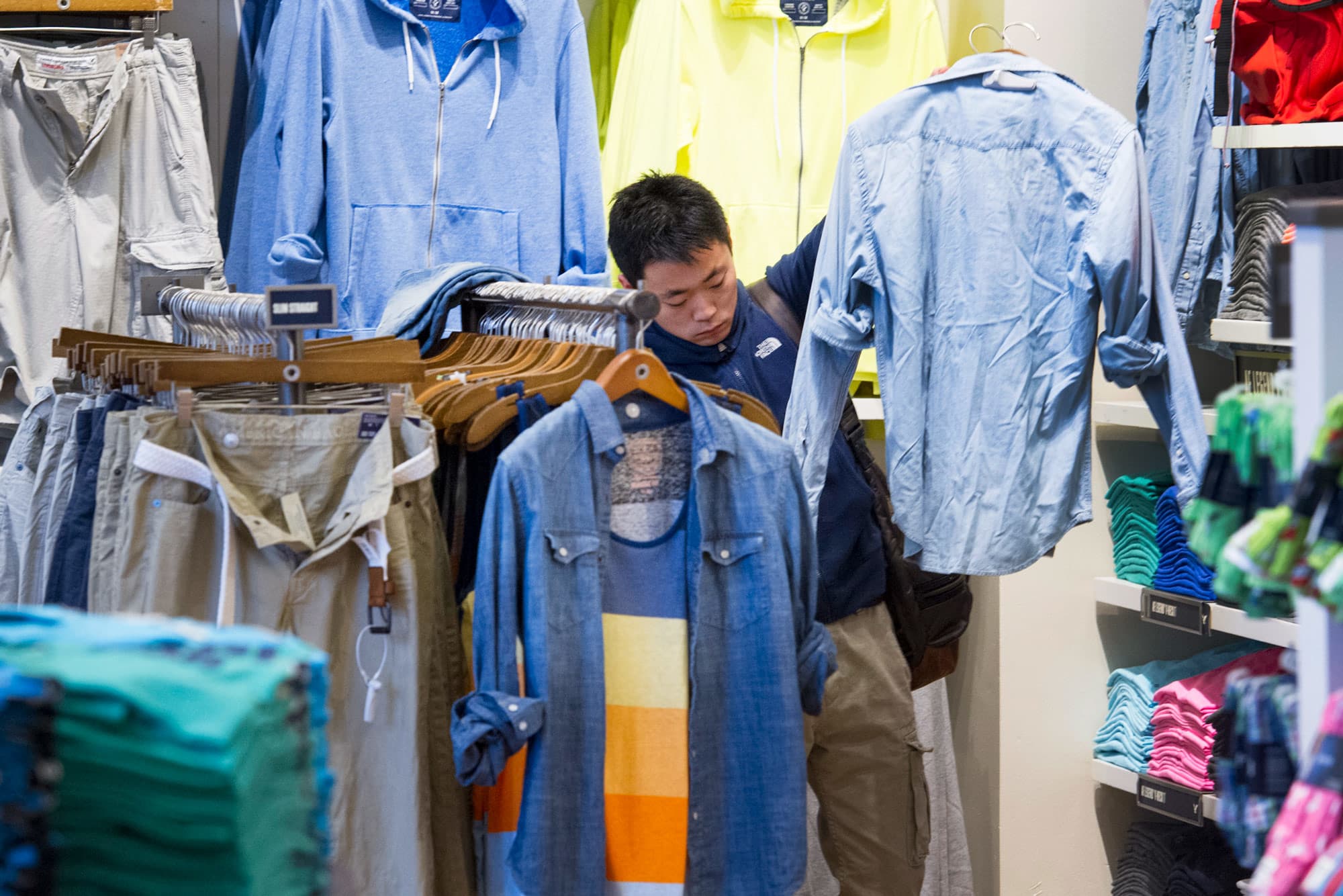 Inflation: Clothes are expensive even as retailers try to clear