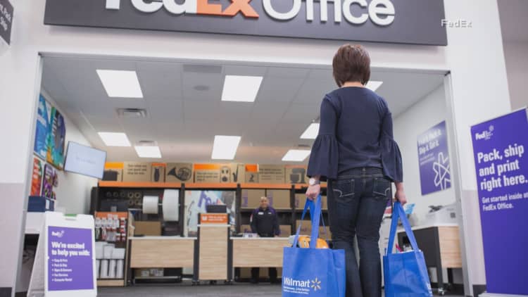 Walmart to bring FedEx shops into 500 of its US stores