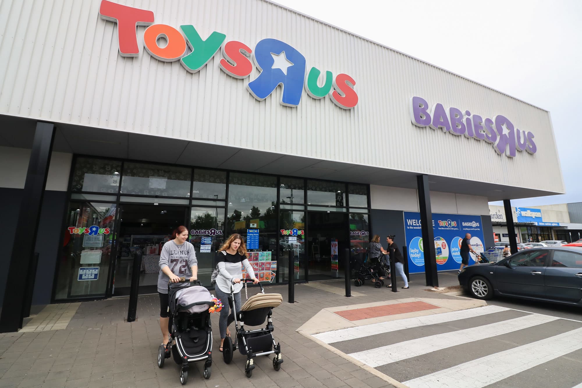 As Babies R Us Closes Rivals Lure Baby