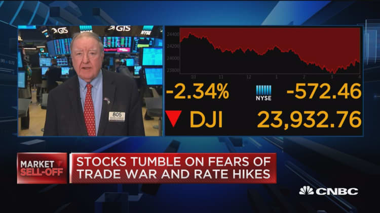 Stocks tumble on fears of trade war, rate hikes