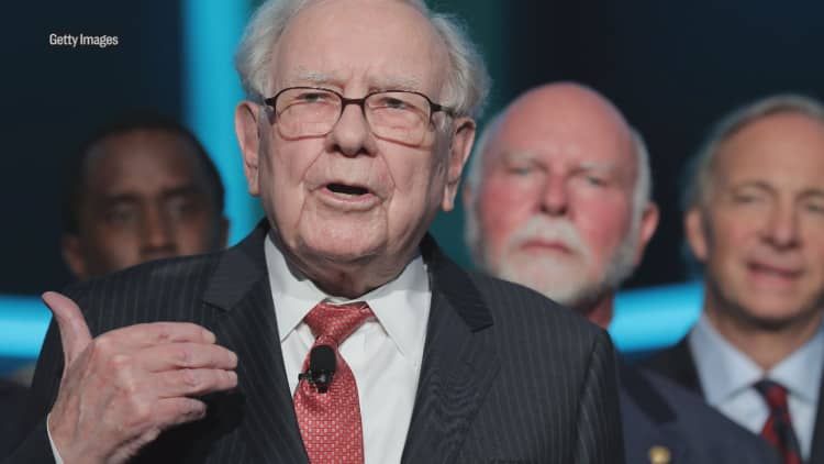Warren Buffett warned students not to borrow money like Donald Trump