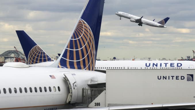 GP: United Airlines planes Newark Airport 180323