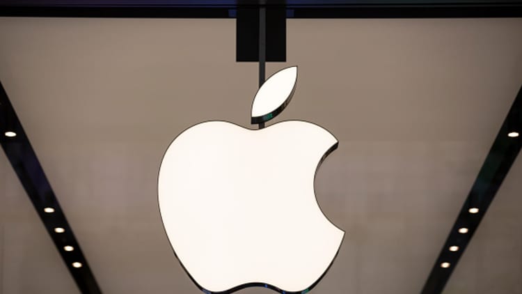 Apple’s big decline drags down Dow