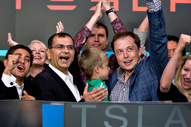 特斯拉首席财务官Deepak Ahuja（左）和特斯拉创始人兼首席执行官Elon Musk（右）于2010年6月29日星期二在纳斯达克举行的特斯拉首次公开募股开幕典礼上致辞。图片来源：CNBC 