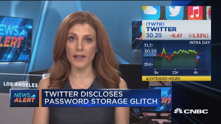 Twitter discloses password storage glitch