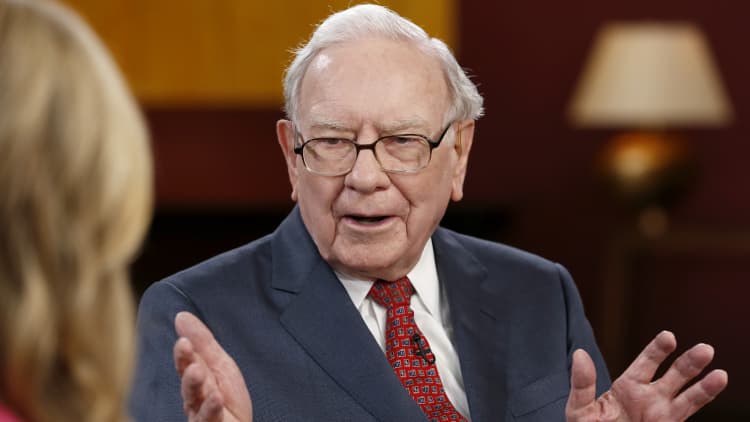Analyst: I wish Buffett would have 'swung a fatter bat on Apple'