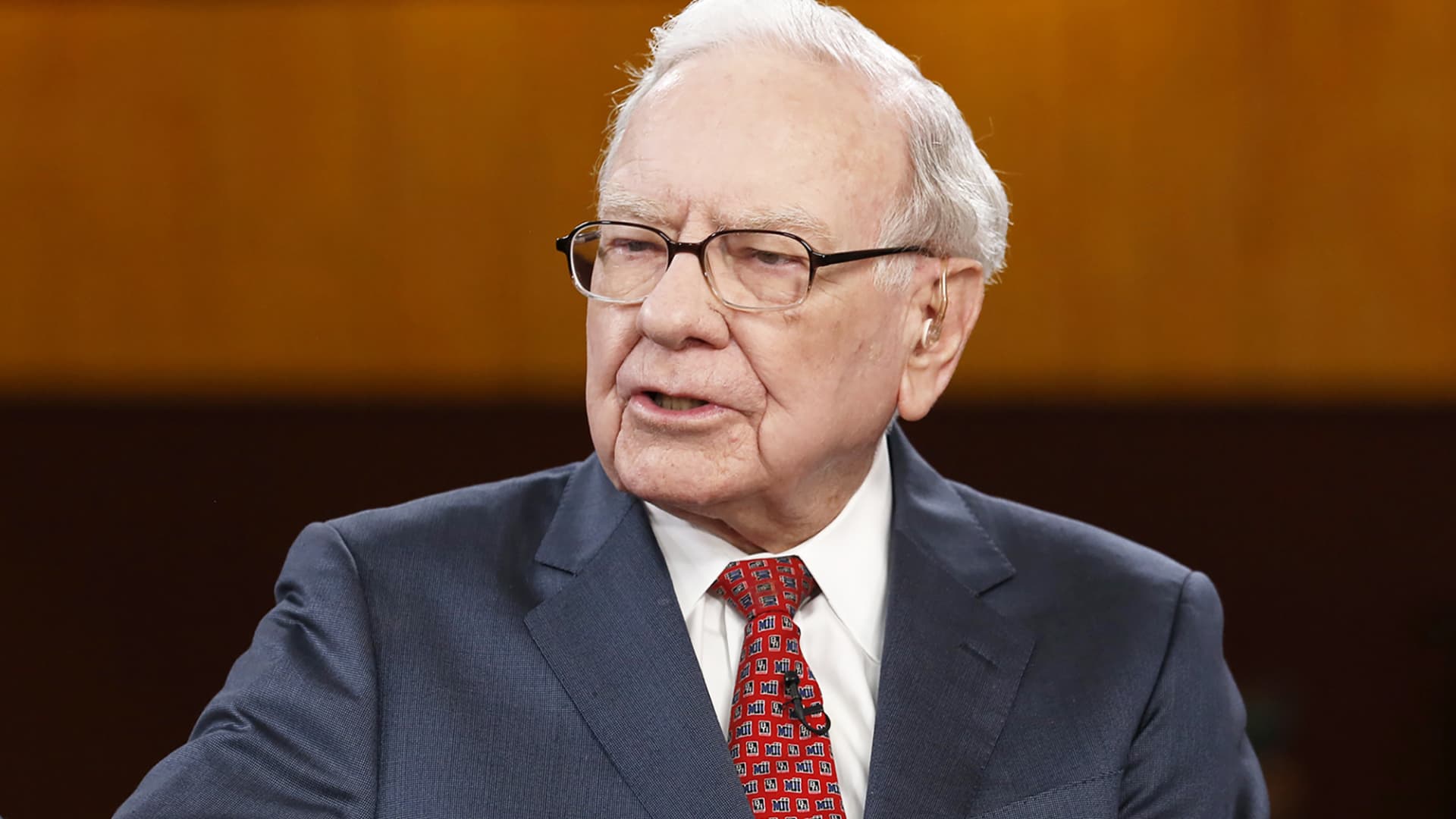 Billionaire Warren Buffett swears by this inexpensive investing strategy that an..