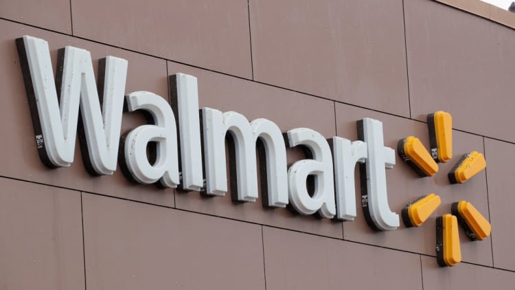 Walmart tops earnings forecasts