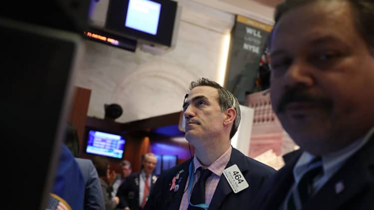 Dow slips as Cisco and Walmart shares slide, rates rise