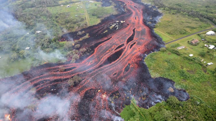 Hawaii volcano forces 2,000 evacuations