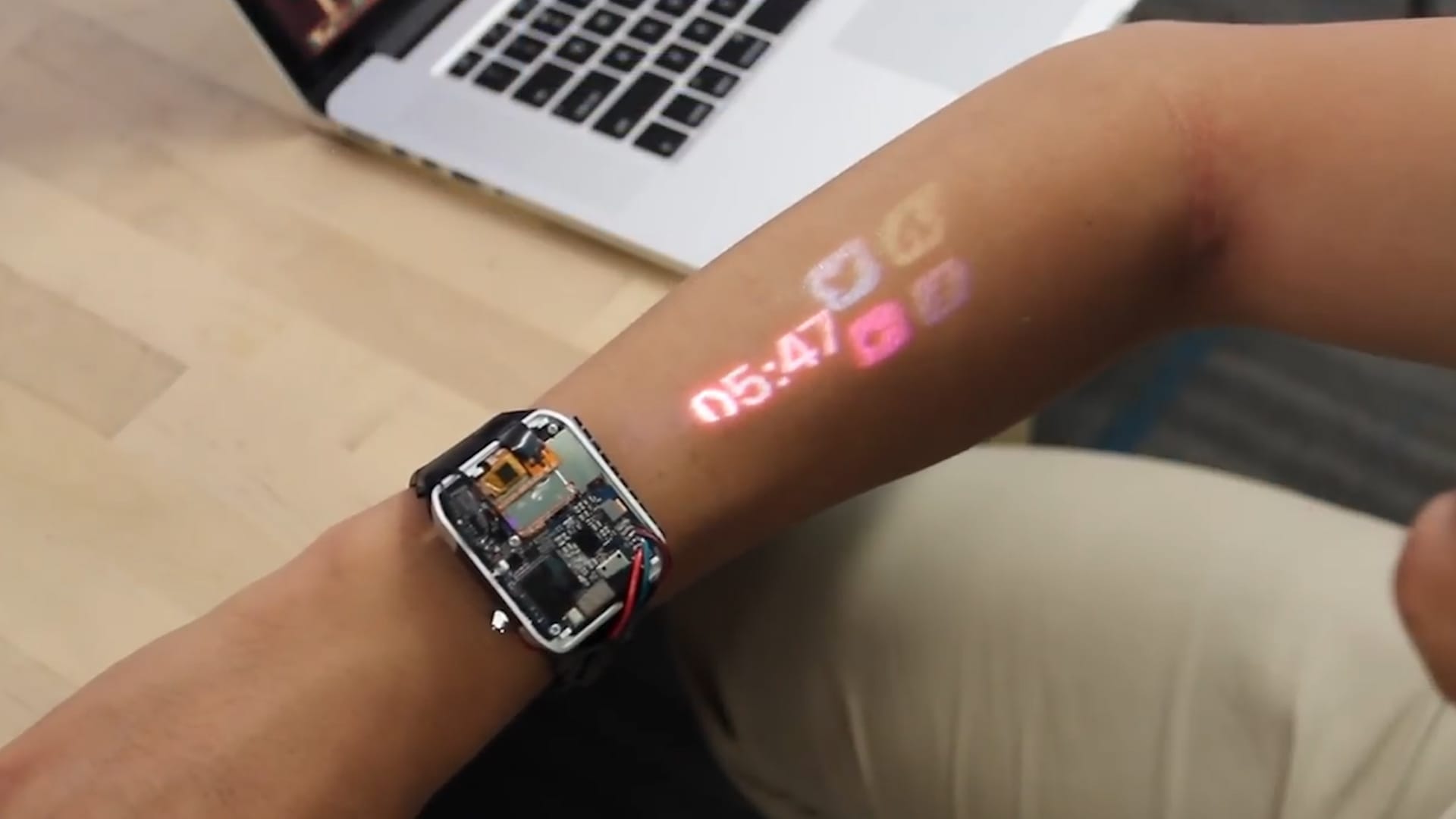 Min Tillid morder LumiWatch uses built-in projector to turn your arm into a touchscreen