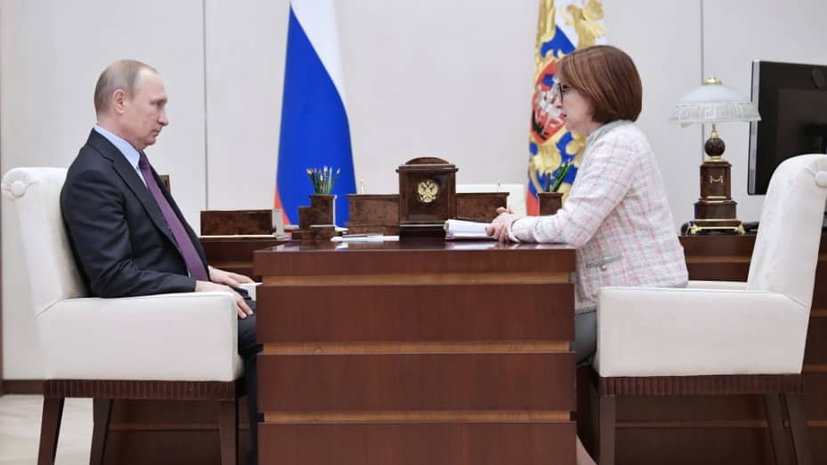 El presidente de Rusia, Vladimir Putin (izq.), y la gobernadora del Banco Central de Rusia, Elvira Nabiullina.