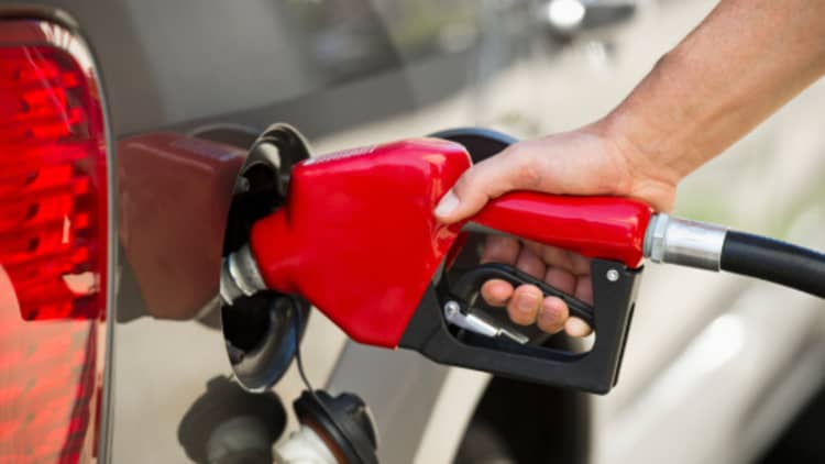 Gas prices rally as summer driving season kicks off