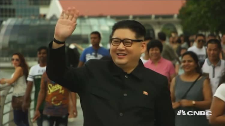 Kim Jong Un impersonator spotted posing for selfies in Singapore