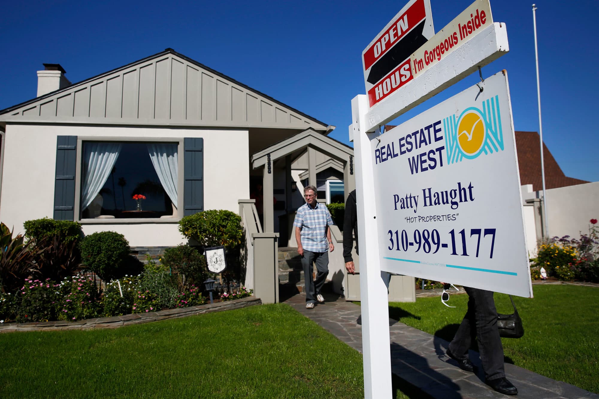 Mortgage demand from homebuyers jumps to highest level since April, after new listings rise all summer