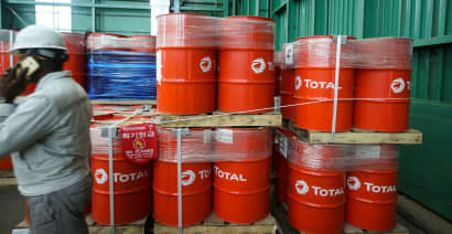 Total cuts investment target, keeps dividend amid pandemic