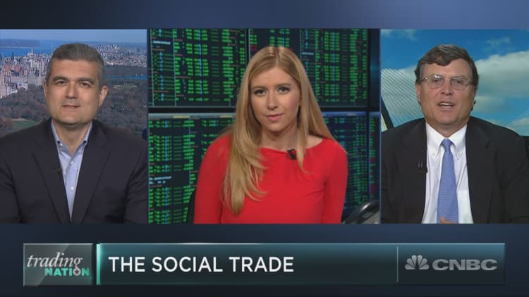 Social stocks reverse course: Twitter, Snap market caps trade places