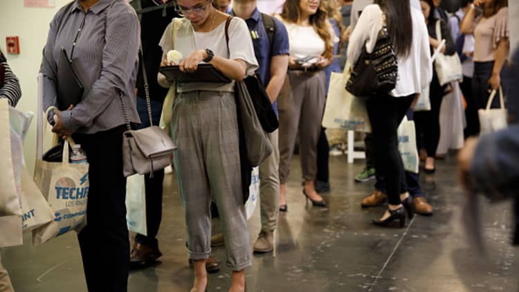Weekly jobless claims total 900,000, vs 925,000 estimate