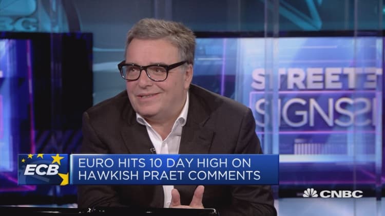 Expect euro to fall in the long term, strategist says