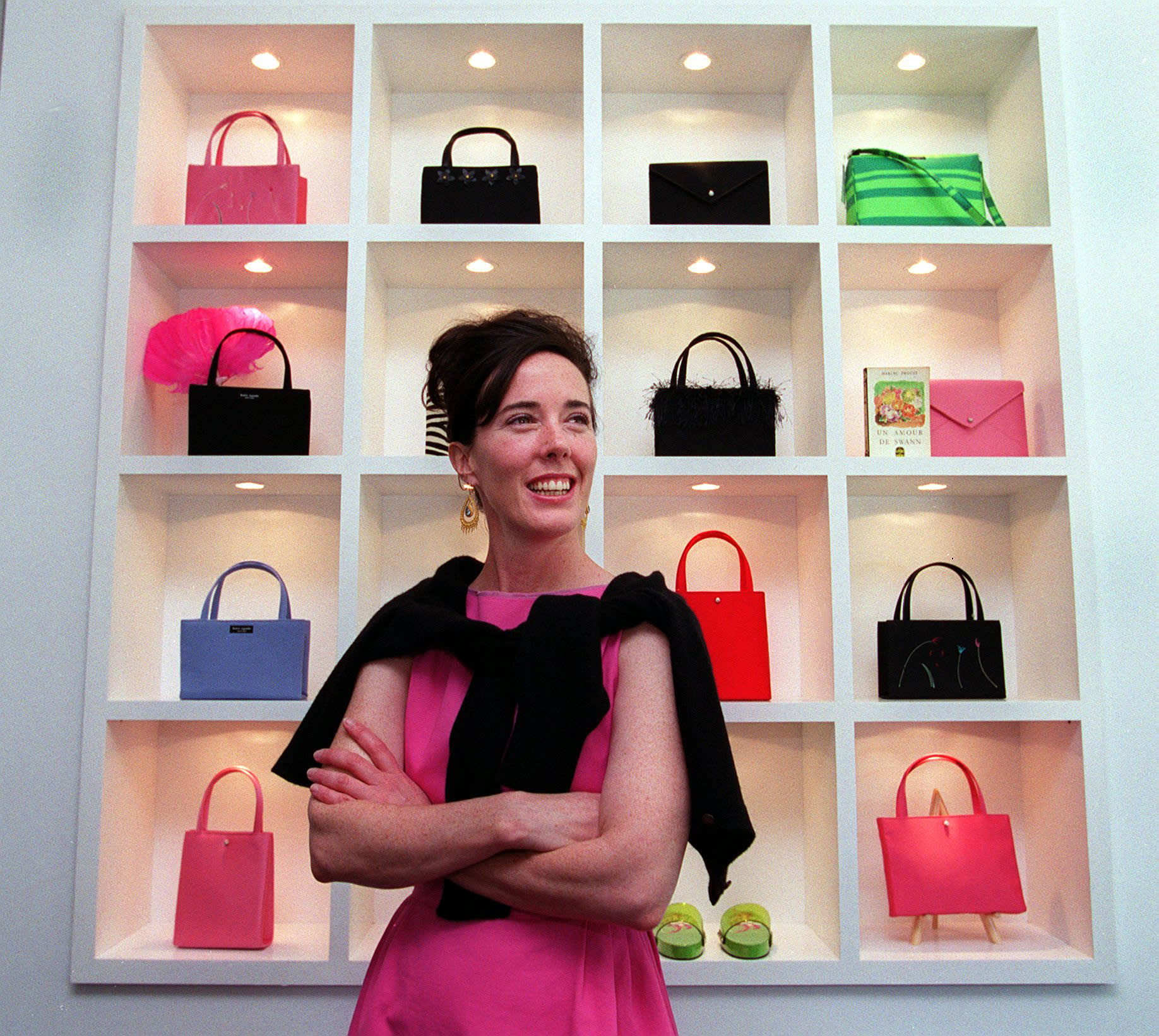Handbags shop display ideas for interior design