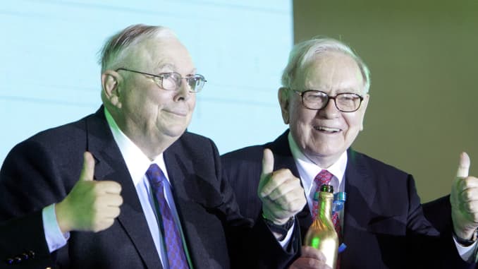 Charles Munger, vice chairman of Berkshire Hathaway Inc., left, and Warren Buffett, chairman of Berkshire Hathaway Inc., attend a BYD Co. press event in China, on Monday, Sept. 27, 2010.