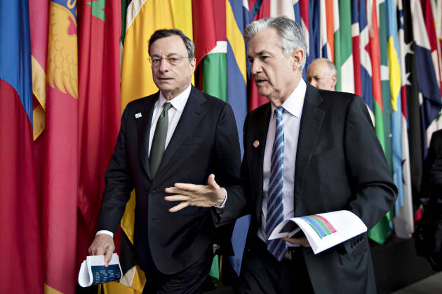 GP: Jerome Powell, presidente de la Reserva Federal de los Estados Unidos, derecha, camina con Mario Draghi, presidente del Banco Central Europeo (BCE) 180420
