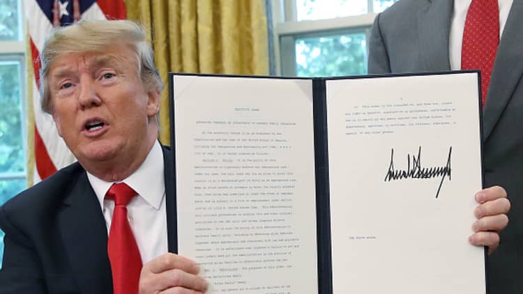 Trump signs executive order to keep migrant families together