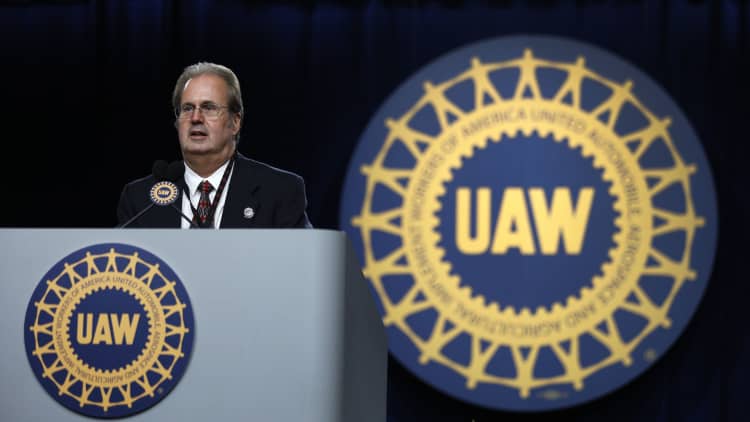 UAW extends labor contract discussions with Ford and Fiat Chrysler