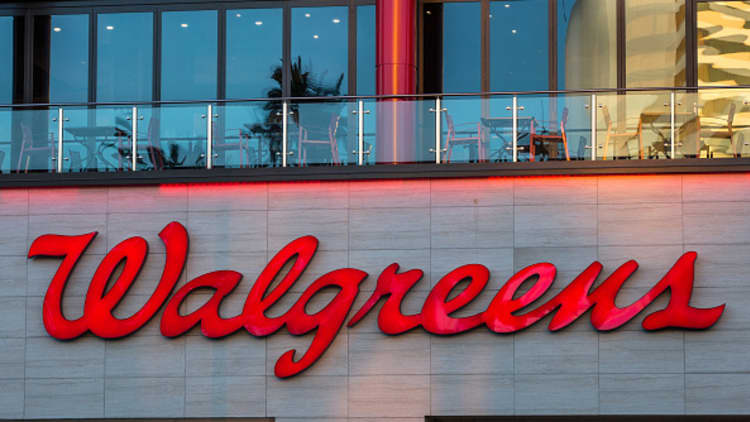 Walgreens beats Street, raises quarterly dividend