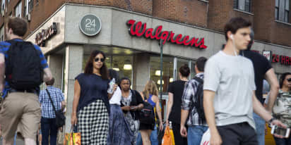 Walgreens' shares fall 5% on earnings miss