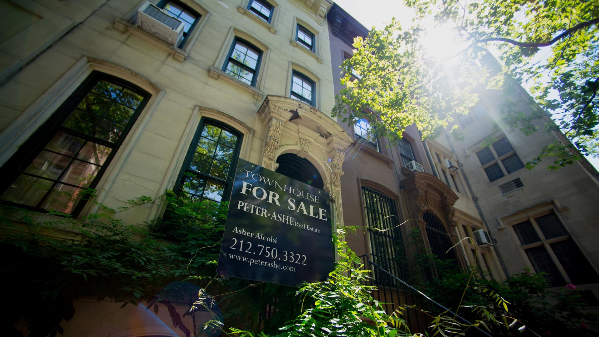 Manhattan apartment sales plunge in fourth quarter as brokers fear a frozen mark..