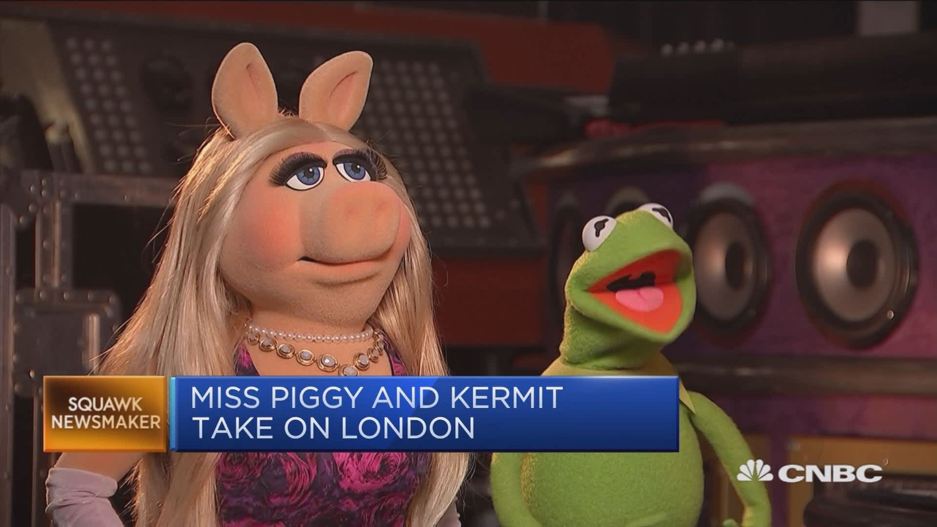 Miss Piggy and Kermit take on London