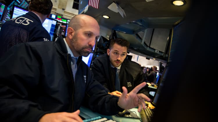 As the Dow nears session highs, financials lag behind