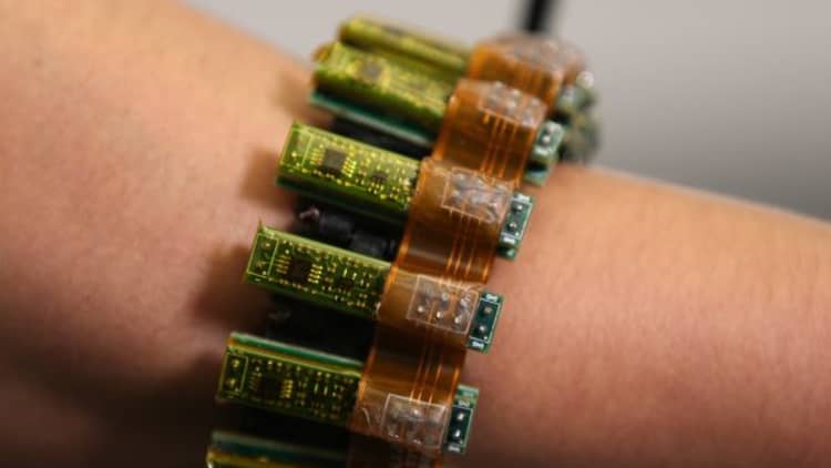 This wearable allows humans to control machines with their minds