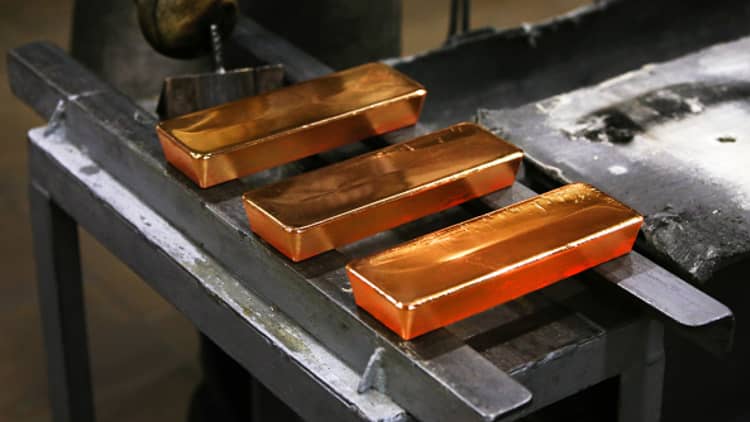 Gold sinks to 1-year low following Fed's Powell testimony