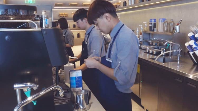 China's Luckin Coffee takes on Starbucks