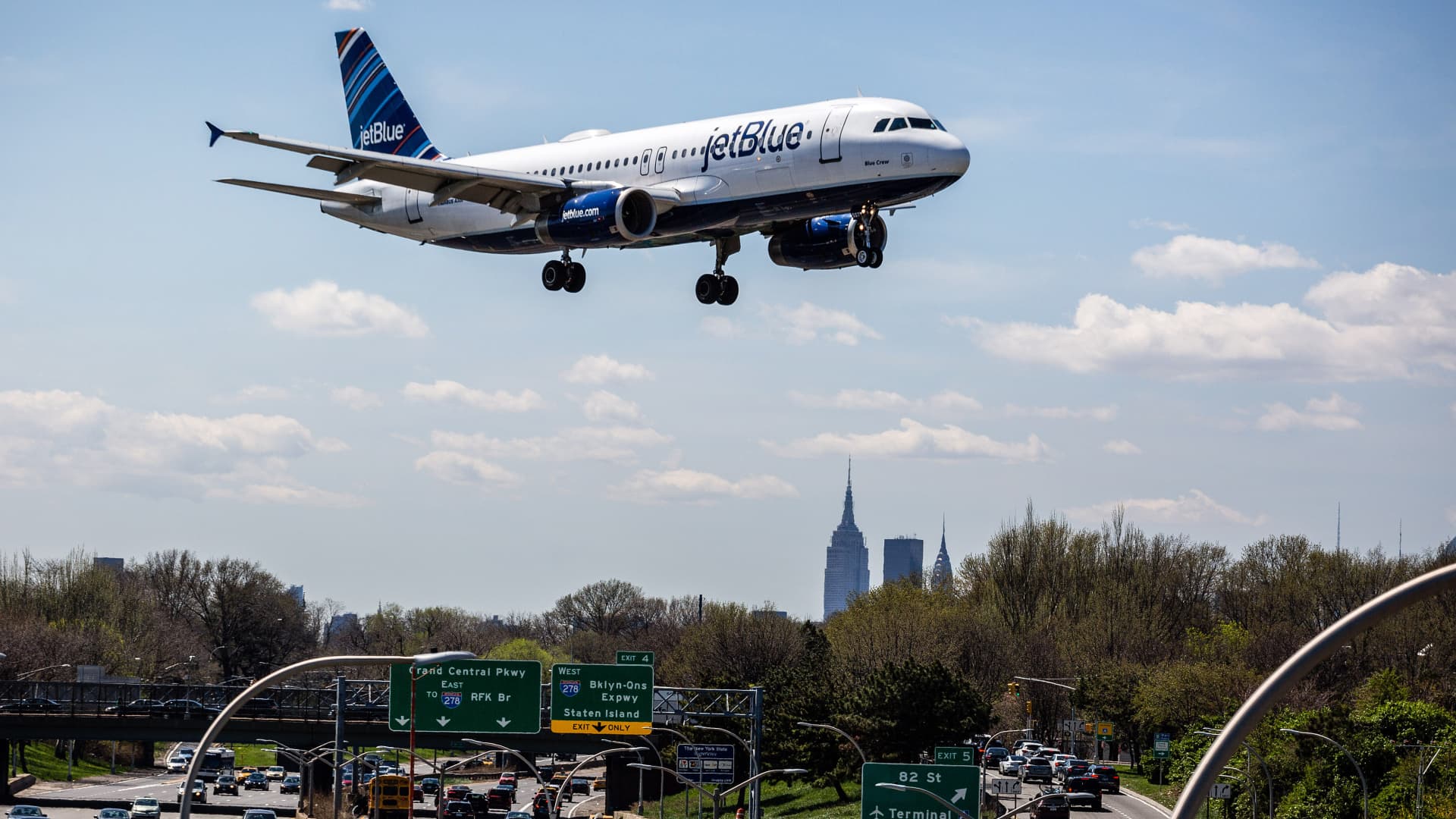JetBlue posts quarterly revenue as journey demand helps cowl bounce in prices