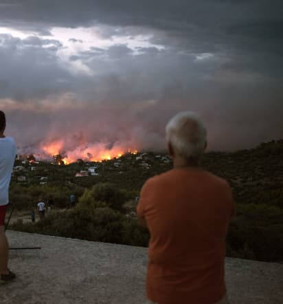 Wildfires kill at least 60 near Athens