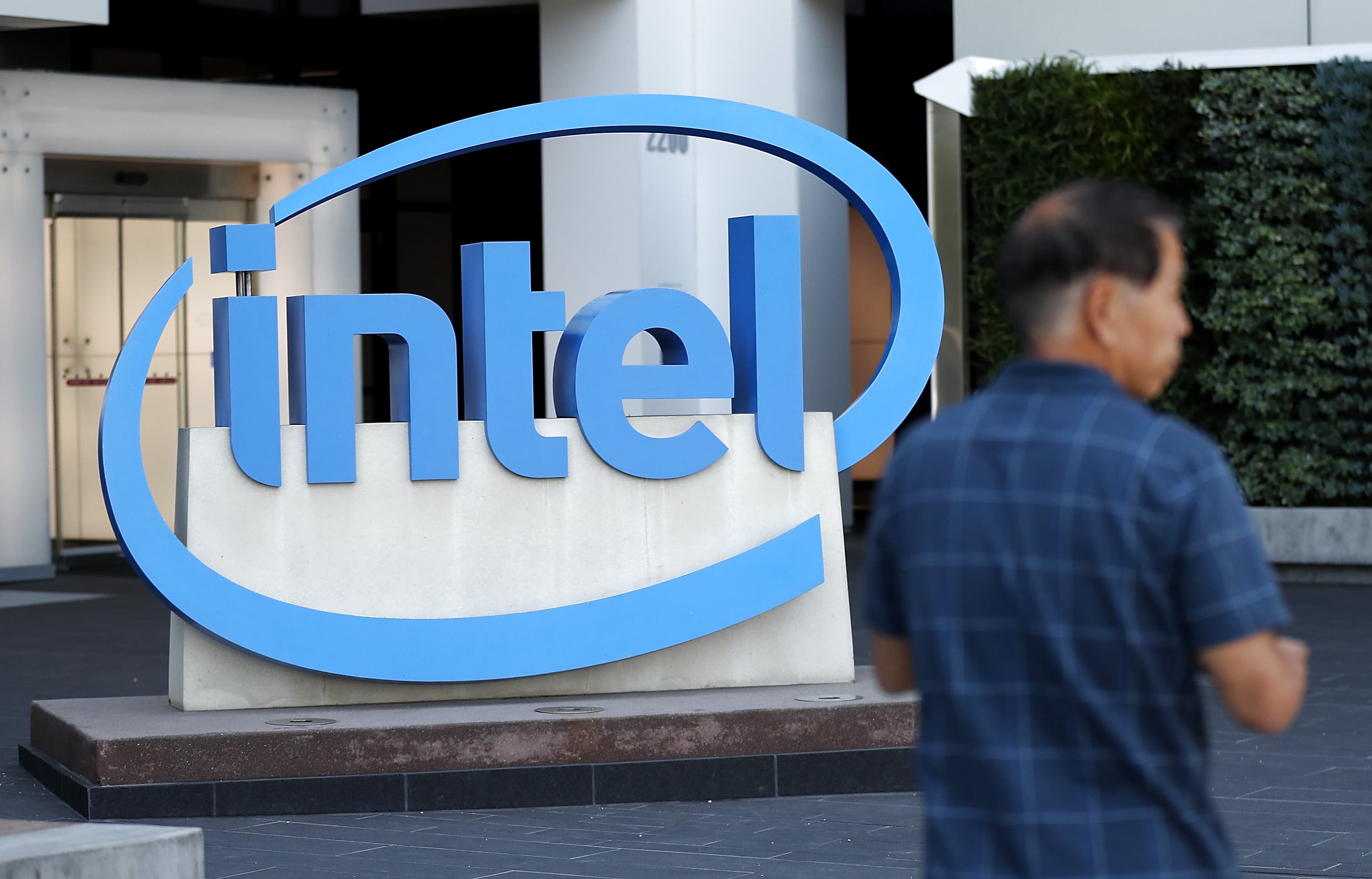Intel stock slumps after weak data center results, chip delay - CNBC
