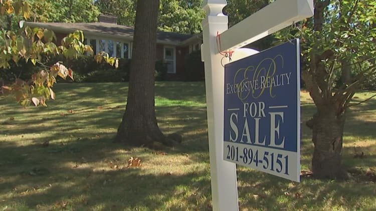 Mortgage applications drop as rates continue to rise