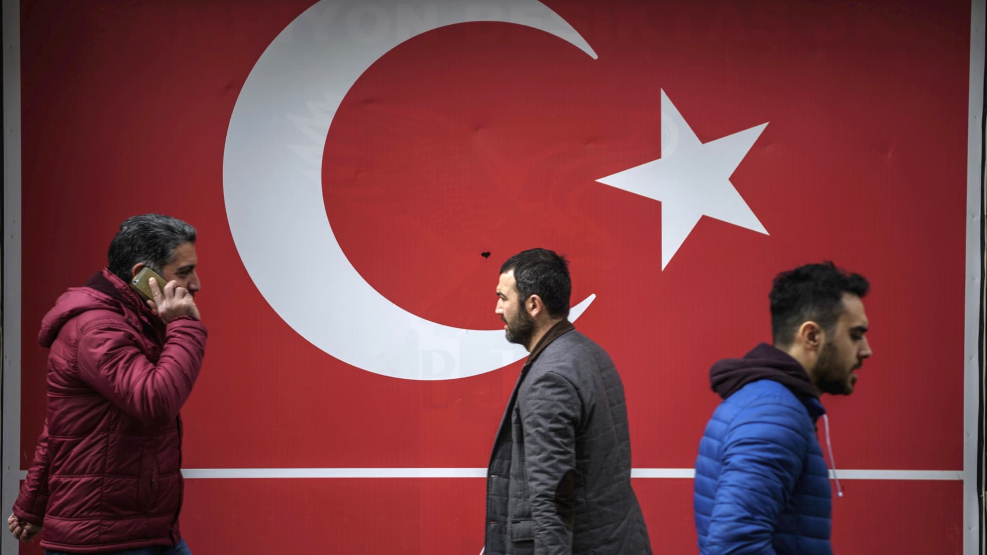 एर्दोगन की चुनावी जीत के बाद तुर्की लीरा में गिरावट जारी है