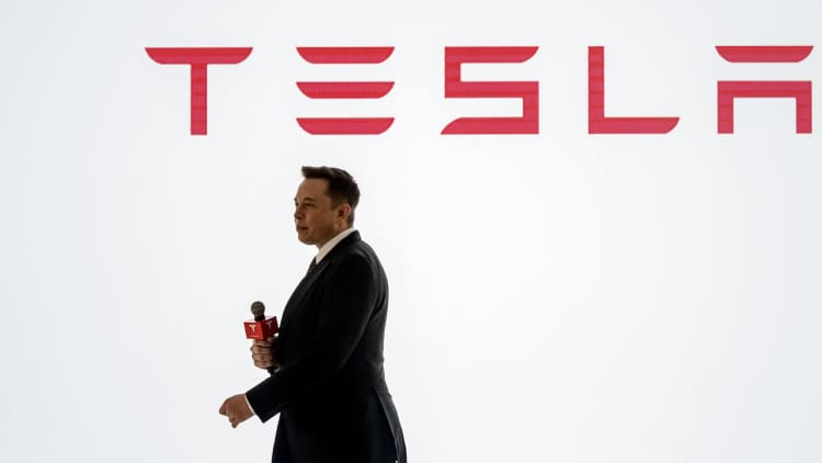 Tesla jumps on Elon Musk tweet to go private